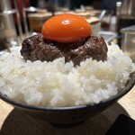 飯場 酒場 ニクノカタマリ - 大盛りご飯でこの量
