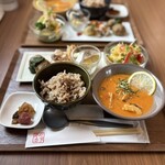 月下老 - 一汁三菜ランチ　週替りスープ、ブラジルのムケッカ
