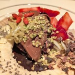 cafe BONHOMME - 緑色のピスタチオクリームがいい感じ。