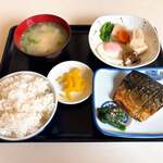 ゆあさ食堂 - 塩サバ、高野豆腐、味噌汁、めし中・・・好きなものを選んでオリジナル定食