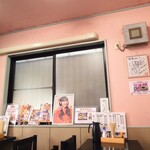 味楽 - 店内がオレンジ色に染まりつつあります。