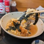 くつろぎ亭ひこべえ  - チキンカツ持ち上げ