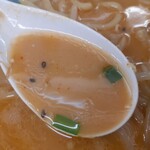 くるまやラーメン - 多少とろみのあるスープ