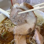 らーめん芝浜 - チャーシューリフト。