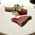 レストラン オオツ - ﻿◆いわき梅田水産メジ11kgサイズ藁炙り（手前が熟成3日、奥が熟成10日）冬瓜 ケッパー 獅子唐 ホースラディッシュ