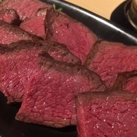赤身焼肉 かるびあーの 新橋店 - 塊焼、スライス後。