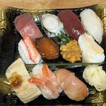 あいのや - 本マグロ中トロと赤身、ツブ貝、ズワイガニ、いくら、ウニ、穴子、赤エビ、赤貝など豪華ネタ11貫