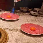 肉の匠 将泰庵  船橋本店 - 店員さんが目の前で炙ります。