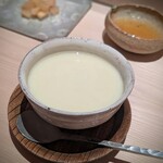 たかおか - 蛤出汁だけの茶碗蒸し。固まるギリギリ、滑らかさの極み。鴨川の蛤って以前も甘みが強くて驚きましたが、この甘みも最高。