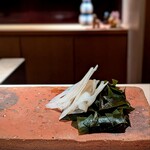 たかおか - 箸休めは、蓮根酢と若芽。ポン酢が添えられますが、以前より柑橘風味が強くなった気がしました。他のお客様がいらっしゃいますし、小声で隙間期間の状況確認（笑）、色々話せて良かったです。