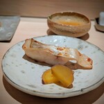 大好きな、白甘鯛。白甘鯛の骨からとった出汁に漬け込んでから炭火焼き。うまぁ〜♪