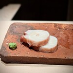 たかおか - 銚子の水蛸。お皿に乗る前から藁の香り。たかおかさんに戻ったと感じた瞬間。私の蛸好きはココからはじまりました。