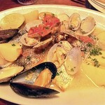 UOKIN食堂 - 鍋？魚介類の旨味たっぷり