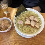 中華そば 馥 - こどもラーメン（平麺大盛）、肉めし（無料）、三ツ矢サイダー。