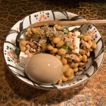 タイニーカフェ - 納豆丼のあたまのせ冷奴　煮卵付き