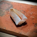 たかおか - 春日子。美し過ぎる愛しの春日子。柑橘の香り、後から甘み、旨み、寿司ネタのなかでもトップクラスに好き。案外差が出る一品です。この日のベスト一貫かも。