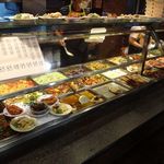 丸林魯肉飯 - 自助餐というセルフサービス(バイキング形式)