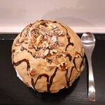 京氷ゆきみ庵 - 中には、柚子アングレーズソース、生クリームEP、オレオクッキーが入っていて、柚子の香り、味がして、カフェモカの甘さ、くどさを和らげ、あっさりさっぱり食べられるかき氷に仕上がっている～!!( ^o^)ﾉ