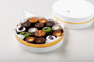 타치마치 카누레+ Ekie 히로시마점 - 선물 상자에 담긴 카눌레 세트입니다.(15개입)