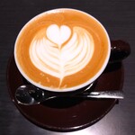 三日月氷菓店 - 近所の『市川屋珈琲』さんの珈琲を使用して抽出した濃厚なエスプレッソをミルクで割ったカフェラテ〜!! 濃厚なエスプレッソも美味しく、ミルクとの相性も抜群で、めちゃめちゃカフェラテだった〜!!( ^o^)ﾉ