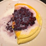 三日月氷菓店 - スフレパンケーキのようなふっくらふわっふわ〜な食感のパンケーキ〜!! 大好きな練乳をたっぷりかけて食べる〜!! 練乳の甘さとパンケーキ、あずきとの相性が抜群でめちゃめちゃ美味しいパンケーキ〜!!( ^o^)ﾉ