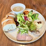 フレンチ大衆食堂 ボッチ - 前菜の盛り合わせ&スープ&パン　※ランチセット、全てつきます