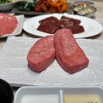 焼肉縁 - 名物：生タンぶりあん