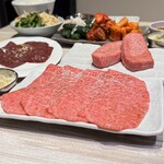 焼肉縁 - 名物：中とろロース