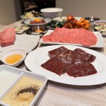 焼肉縁 - 名物：生レバのぶつ焼き