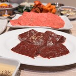 焼肉縁 - 名物：生レバのぶつ焼き