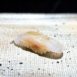 鮨 西崎 - この白甘鯛、旨味のインパクトが強烈！！
      控えめで奥ゆかしい美味しさのイメージの魚種ですが、口の中で、主張が強いー(^^)
      最高〜♪