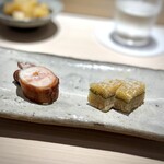 鮨 西崎 - いつもの好物の柔らかい煮蛸に加えて、今回は子持ち昆布の粕漬けが大好きだ(^^)
      山葵漬けの要素をイメージしてできたという傑作が、この子持ち昆布。
      元々大好きな食材ということもありますが、たまらぬ♪