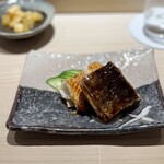 鮨 西崎 - すごいのよ、この焼き穴子！！
      皮目からのみ、じっくりと火入れするのですが、肉厚じゃないと、ただのカリカリに。
      ところが、この肉厚さが半端なくて、カリッと＆フワッとの共存がハイレベル♪お見事ー(^^)