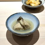 鮨 西崎 - この牡蠣が！
      もちろん、その身も素晴らしいんだけど、お酒で魅力が引き出された牡蠣出汁といただくと、還元された旨味の相乗効果で、抜群に美味しいーー！