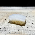 鮨 西崎 - 完全なシグニチャー、泥障烏賊！
      烏賊の硬さを解決するための極薄切りのみならず、水塩やシャリの工夫も伴って、一カンに掛ける労力の度を越しています（笑）
      お陰様で、甘さとねっとり食感が美味しい。