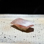 鮨 西崎 - もう、ふわっふわ。フワッフワ♪(^^)
      春子自体の軽やかさはもちろん、それを際立たせる握りの軽さが見事なのよ！
      美味しい〜。