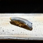 鮨 西崎 - しっかりした味わいのネタが続いたので、こちらの小肌ちゃんでリセット。
      強めに〆て、かつ、山葵ではなくて芥子を忍ばせているのが面白い。