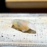 鮨 西崎 - 皮剥はいつも決まった仕入れ先のようですが、そちらの人気が上昇して品薄気味なんだそう…
      身も肝もどっちもうまいのが嬉しい♪