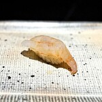 鮨 西崎 - この牡丹海老が、また盛り上がります！
      ちょうどいいサイズ感で、バランスのいい甘さなのに加えて、殻とミソを細かく砕いたものが忍ばされています。風味が豊かで素晴らしい♪