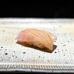 鮨 西崎 - そして、この鰤も見事！(^^)
      10日ほどの熟成を経て、トリミングしているそうですが、芯の部分の甘味・旨味が際立ちつつも、嫌な香りとはまったくの無縁。
      鰤とは思えない逸品です♪