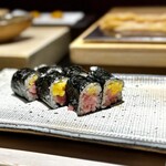 鮨 西崎 - お腹いっぱいでもサクサクと口に運ばれていく、トロたく巻き。
      今更ながら、巻物って美味しい(^^)