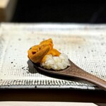 鮨 西崎 - いやぁ、カクショウ水産さんからの馬糞雲丹、とにかく旨味が濃い〜。
      甘みより旨味！好みの真ん中です(^^)