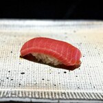 鮨 西崎 - この中トロ、めっちゃキレイ♪
      たしか、「分かれ身」と呼ばれる、背びれに近い部位だそうですが、味がしっかりと濃くて美味しい。