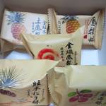 台北犁記餅店 - パイナップルのグルメケーキ、パイナップルケーキ、パイナップルケーキ(マッシュ卵黄入り)、パイナップルケーキ(松の実入り)、パイナップルケーキ(クランベリー)