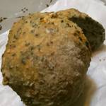 天然酵母パン オ フルニル デュ ボワ - ゴマチーズ  290円