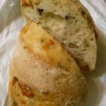 天然酵母パン オ フルニル デュ ボワ - チーズモンド  290円