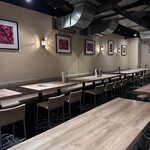 プラチナフィッシュ クラフトビアバル - 木目調を基調としたテーブル席