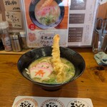 うどんうさぎ - 海老天が立ってる