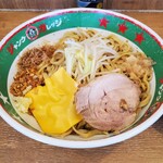 ジャンクガレッジ - 辛味&ベビースター忘れてまぁ～す。野菜もデフォでこれだけです。｡･(つд`｡)･｡(涙)　あ、ブタは「ムチギュチ」(笑)