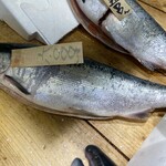 函館自由市場 - 6,000円が5,600円になった鮭